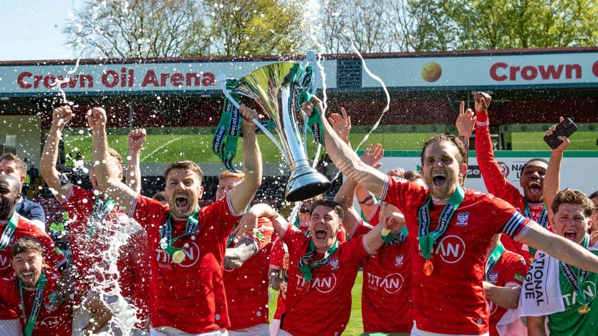 York City vive un ascenso de locura: el Rochdale celebró tarde y el gol llegó en el 103