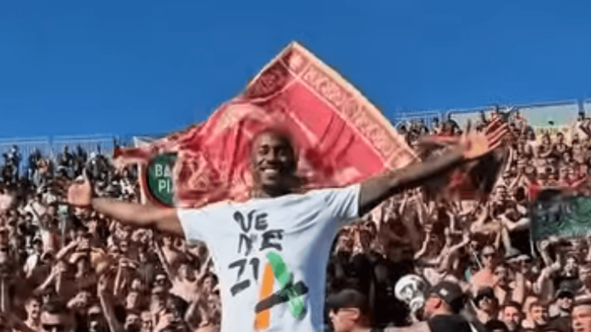 John Yeboah celebra el ascenso del Venezia a la Serie A