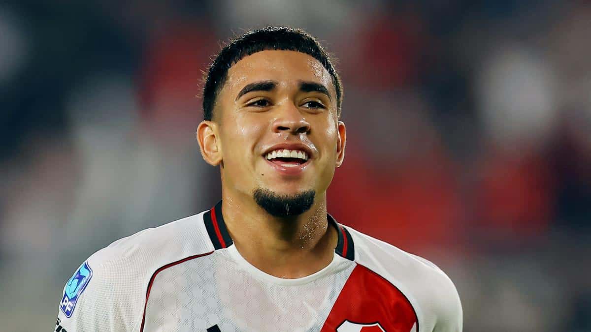Coudet consoló a Kendry Páez tras el penal fallado en la clasificación de River ante San Lorenzo