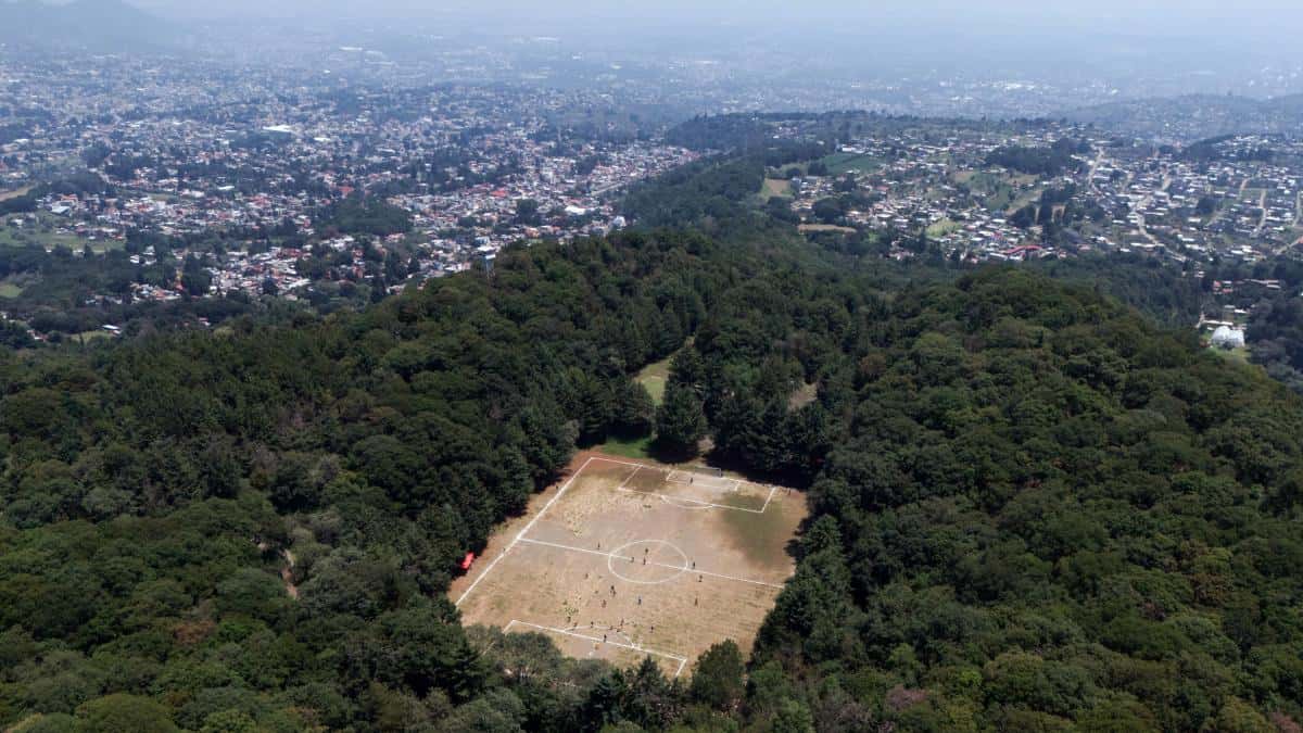 En el cráter de El Teoca, una cancha de fútbol comunitaria resiste en el sur de Ciudad de México