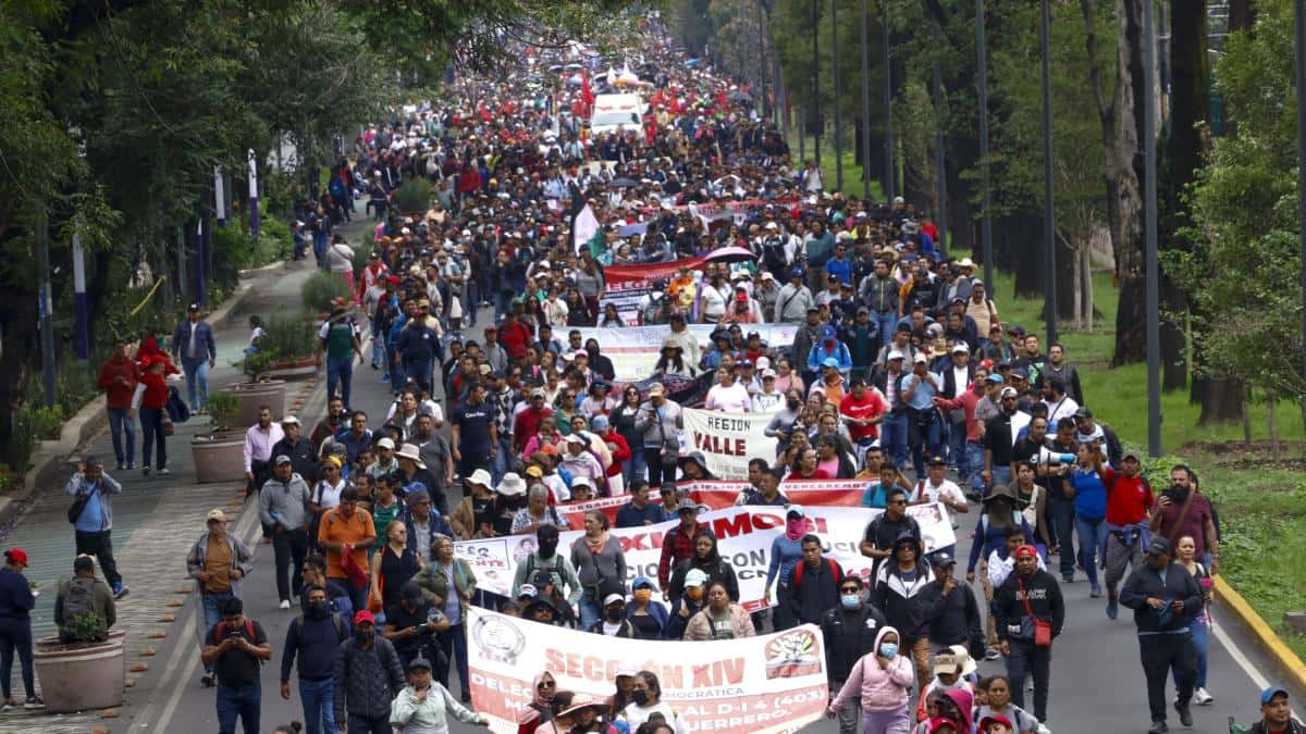 Maestros bloquean el acceso al estadio Azteca en Ciudad de México, a dos días del Mundial 2026