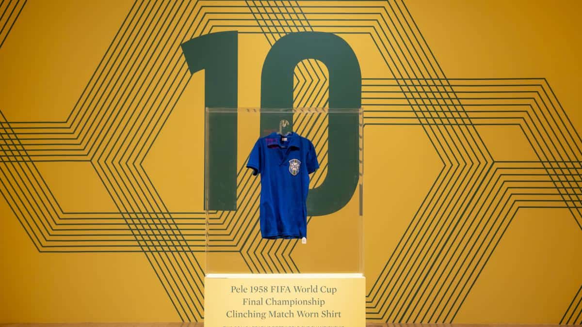 Sotheby's subasta la camiseta de Pelé en la final del Mundial de Suecia 1958 por casi 5 millones de dólares en Nueva York