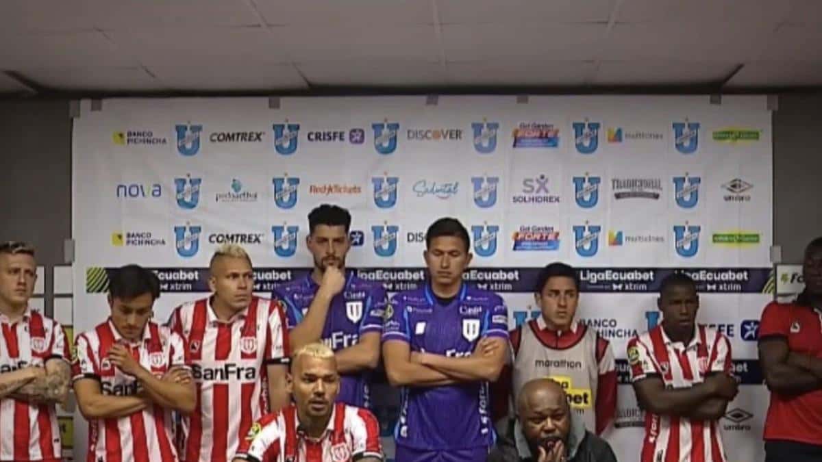 Técnico Universitario respaldó a Bernardo Redín tras el 5-0 ante Universidad Católica