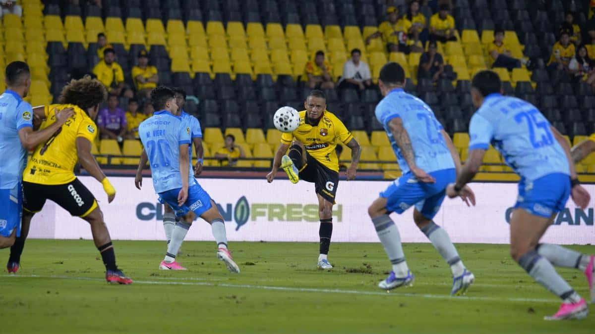 Hinchas de Barcelona SC protagonizaron incidentes e intentaron invadir el campo en la derrota ante Macará