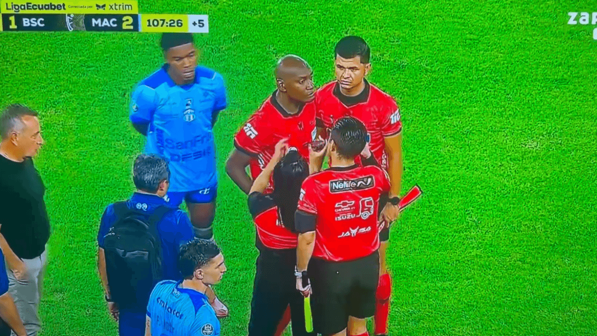 Incidentes en el Banco Pichincha: Augusto Aragón recibió un objeto similar a un celular durante Barcelona SC vs. Macará