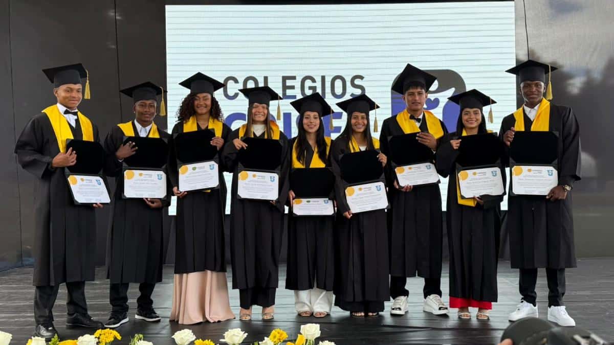 Universidad Católica celebra la graduación de 11 jóvenes de sus formativas con apoyo educativo