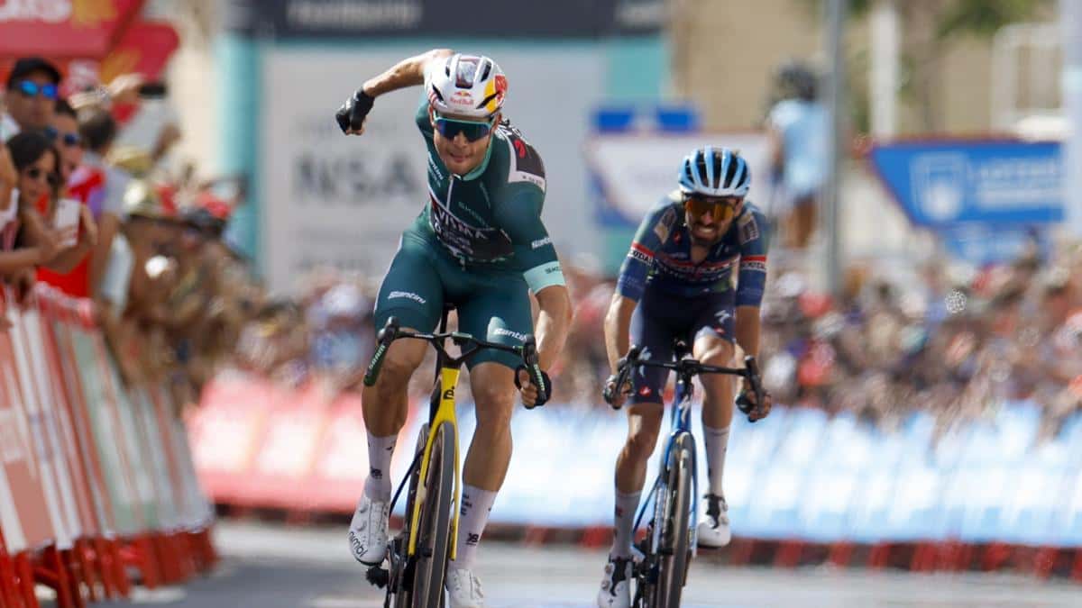 Wout Van Aert gana la Etapa 13 de La Vuelta a España y Richard Carapaz mantiene el cuarto lugar