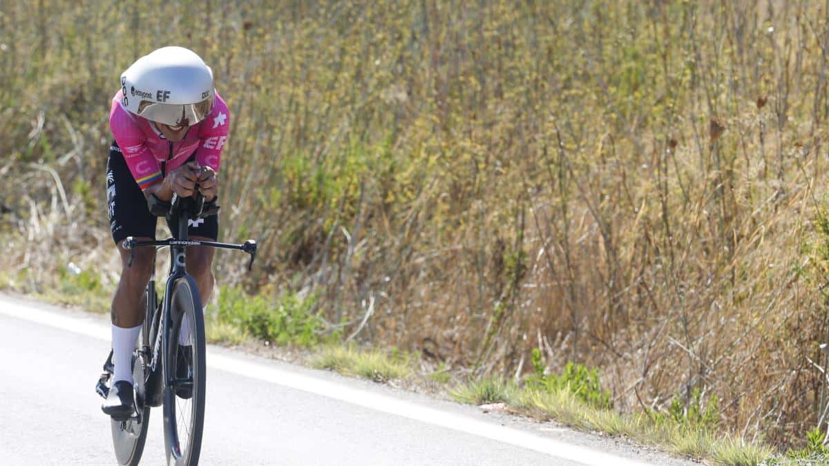 Stefan Kung gana la Etapa 18 contrarreloj de la Vuelta a España; Enric Más conserva el liderato y Richard Carapaz sigue cuarto