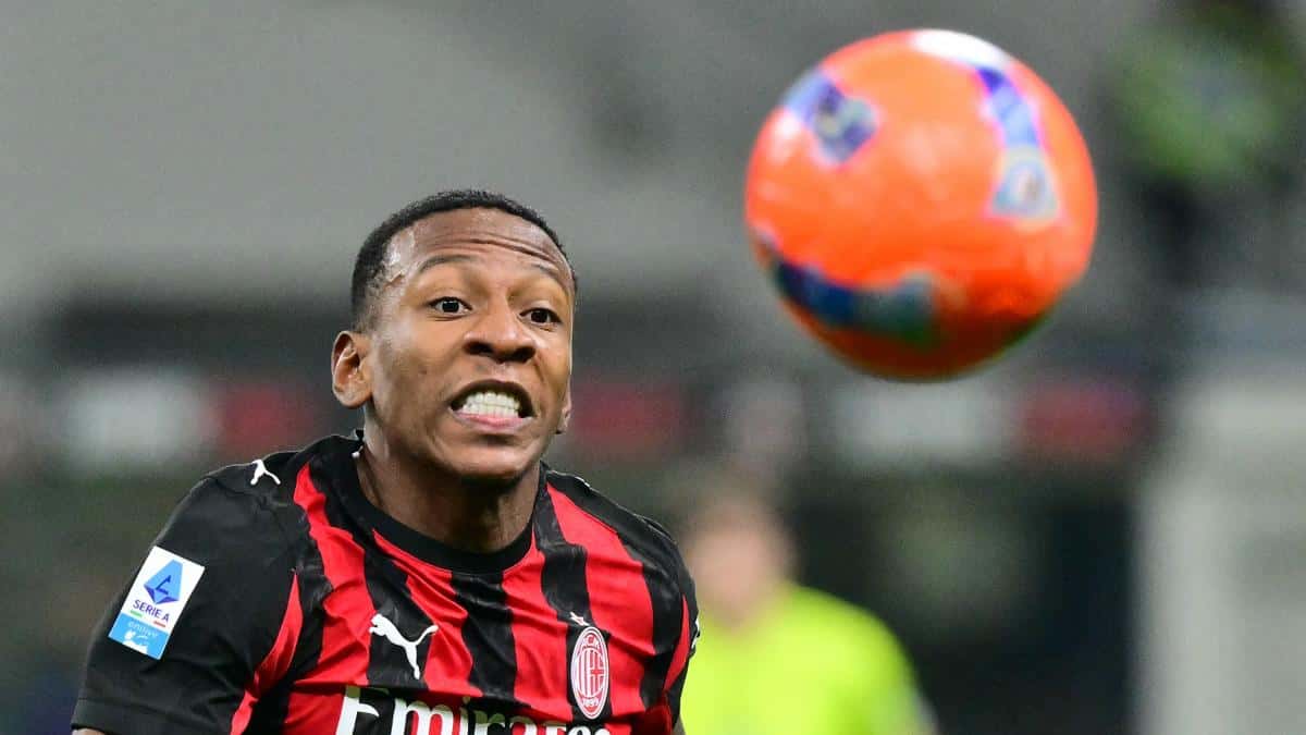 Pervis Estupiñán disputó el primer tiempo en el 2-2 del AC Milan ante Lazio
