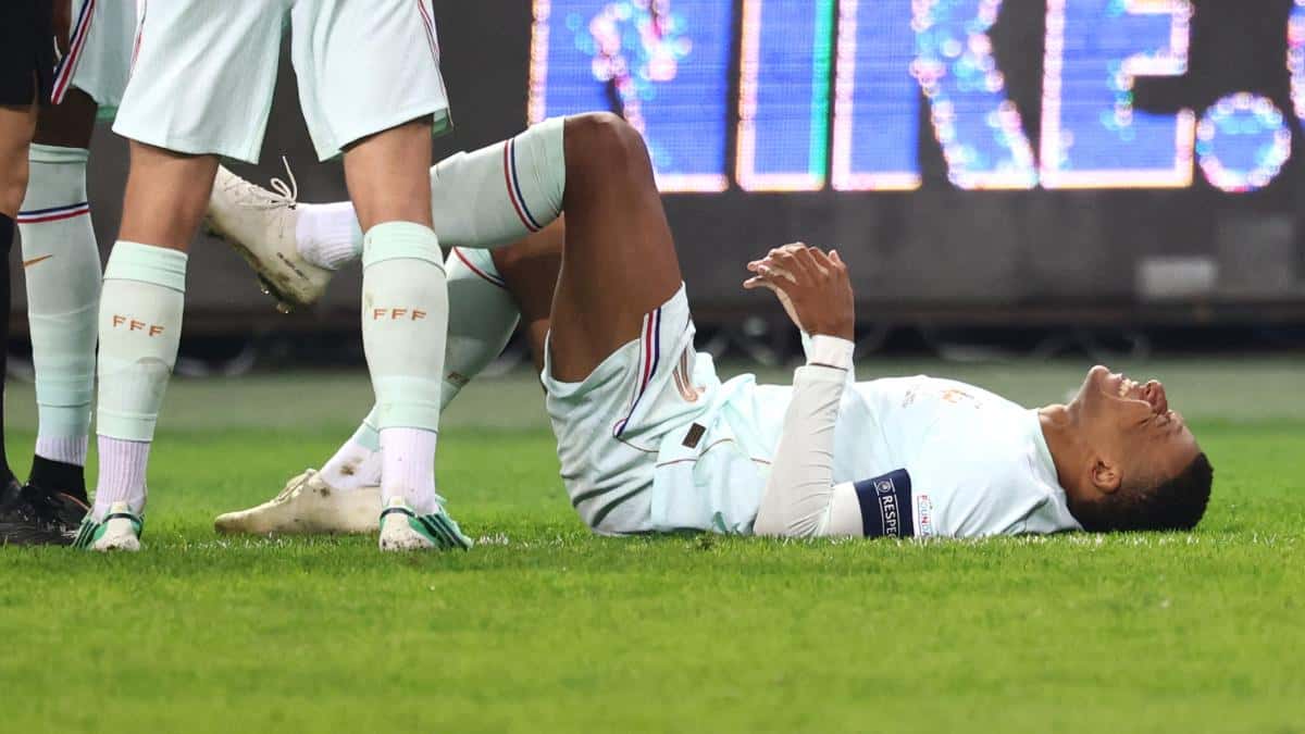 Mbappé anota el 1-0 de Francia ante Turquía, pero abandona por una lesión en la rodilla