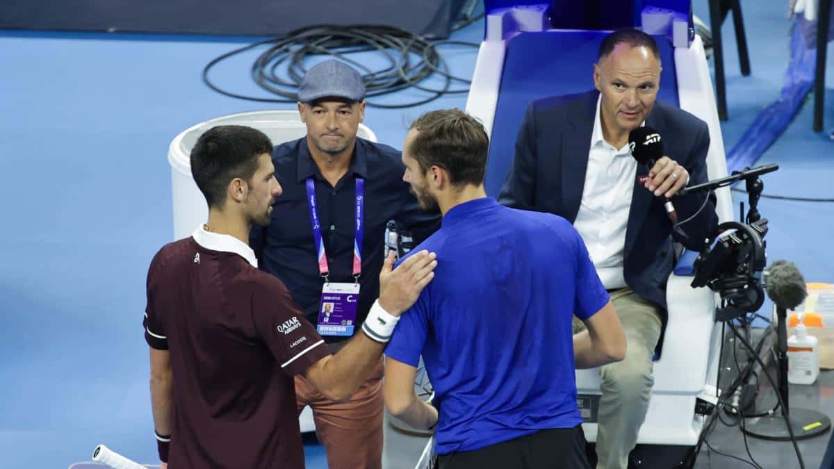 Medvedev es descalificado en Pekín por impactar a un espectador y Djokovic avanza a la final