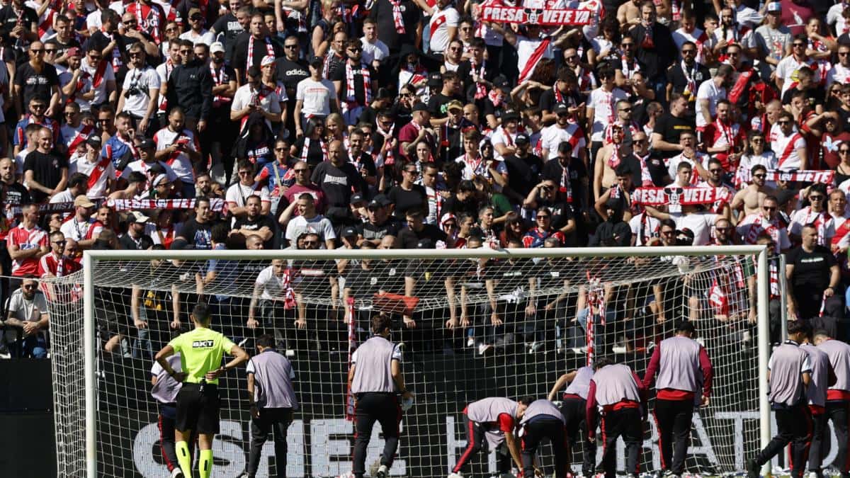 Rayo Vallecano vs. Athletic Club: el partido se suspendió tras protestas de hinchas con objetos en la cancha