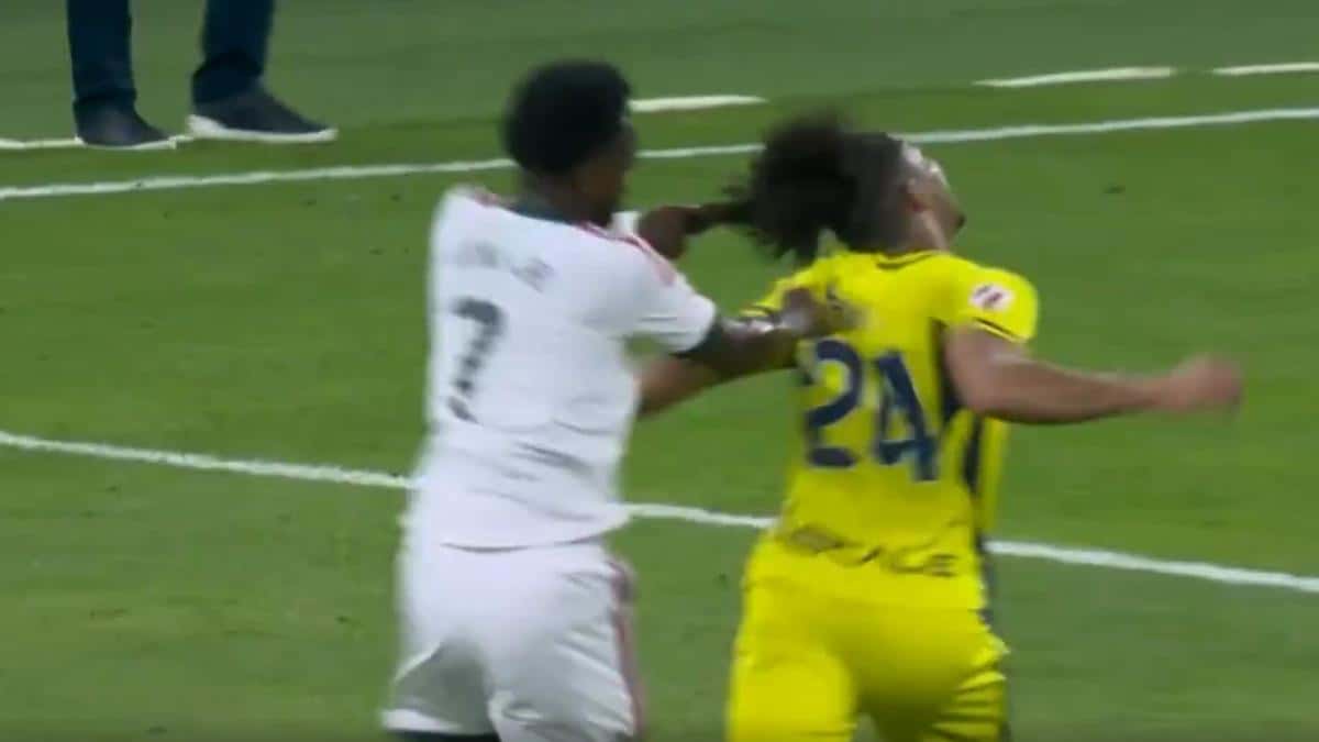 Vinicius Jr. ve la roja por jalar el pelo a Nathan Saliba en el Real Madrid vs Villarreal