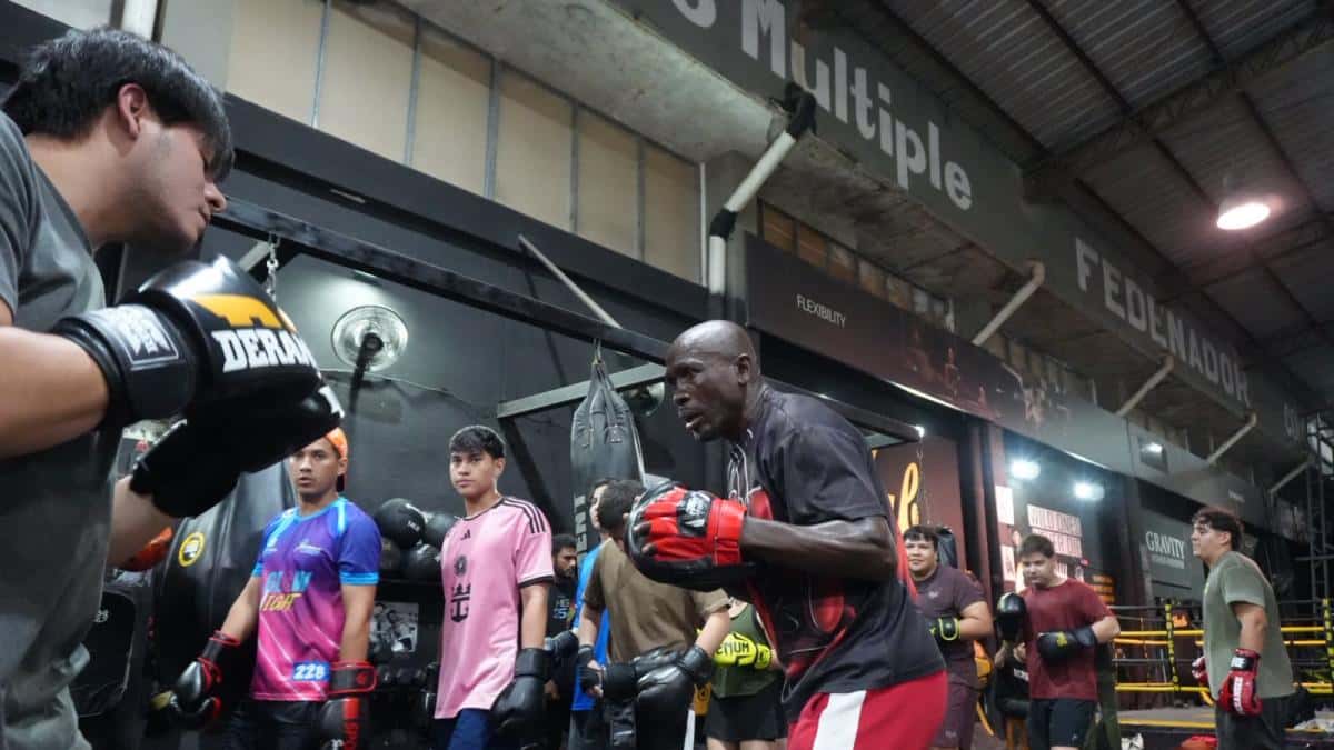 Segundo Mercado regresa al gimnasio en Guayaquil para enseñar boxeo como maestro