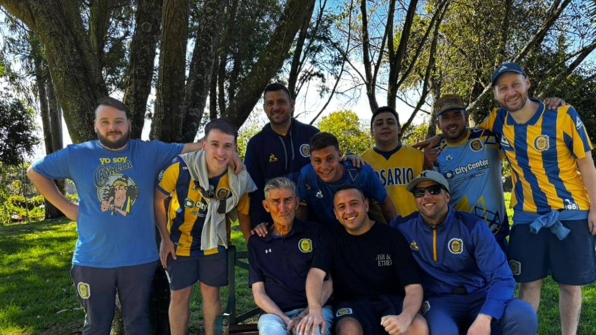 Rosario Central homenajeó a Edgardo 'Patón' Bauza en Quito y frustró el plan de llevarlo a Rosario en avión privado