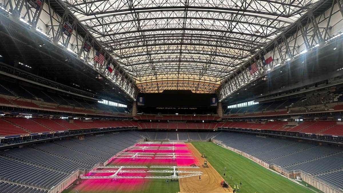 El Mundial 2026 presenta un césped con tono fucsia por el uso de luces de crecimiento en los estadios