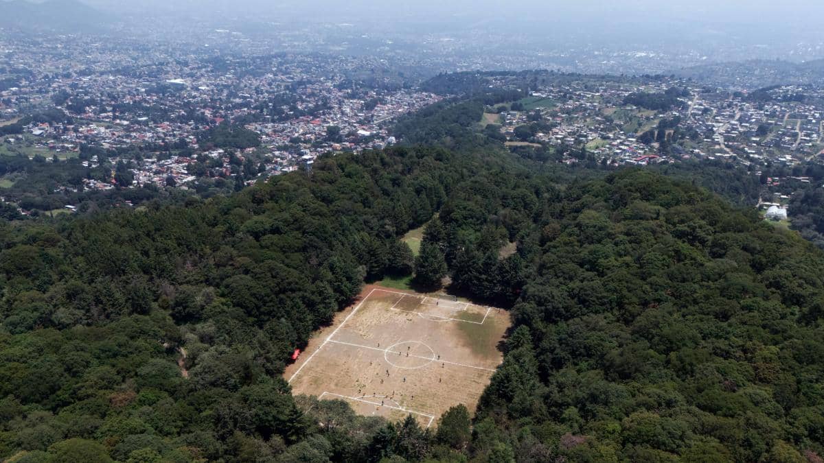 En el cráter de El Teoca, una cancha de fútbol comunitaria resiste en el sur de Ciudad de México
