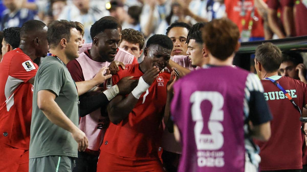 La IFAB reconoce que la expulsión de Breel Embolo en el Suiza vs. Argentina fue consecuencia de un fallo en el VAR