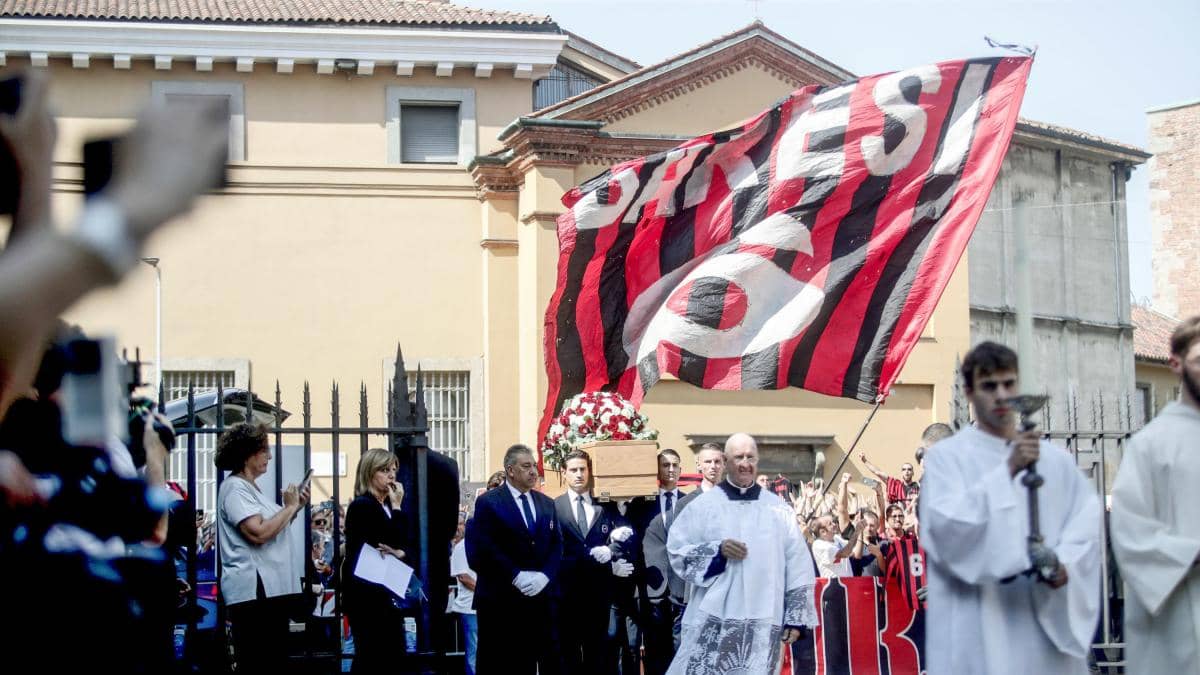 Aficionados se congregan en la Basílica de San Ambrosio para despedir a Franco Baresi