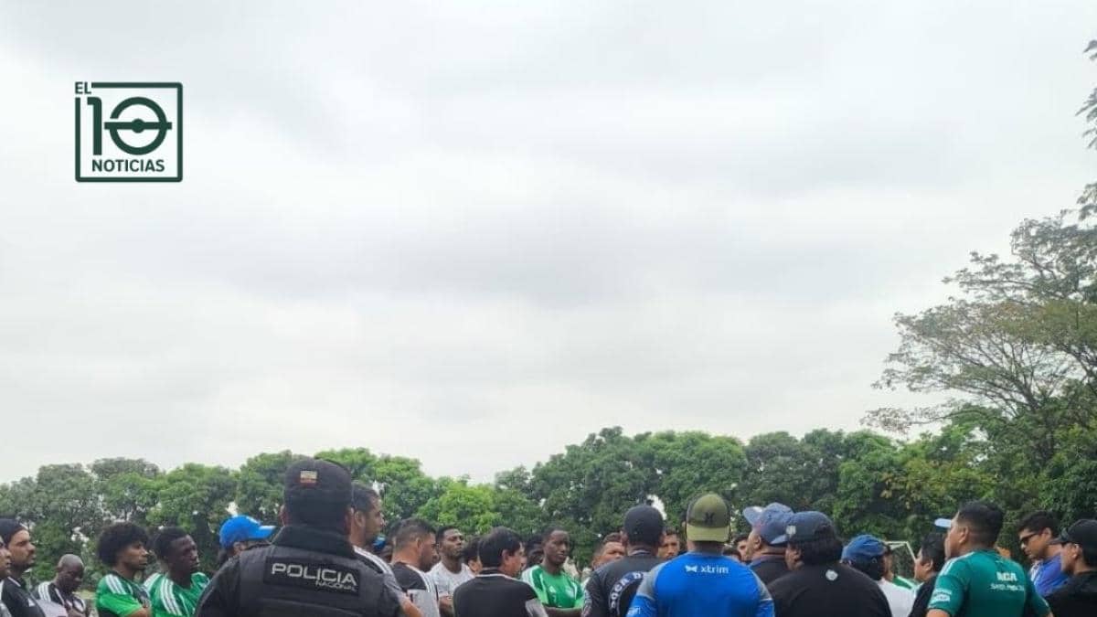 Aficionados de Emelec interrumpen el entrenamiento en Los Samanes para pedir una reacción