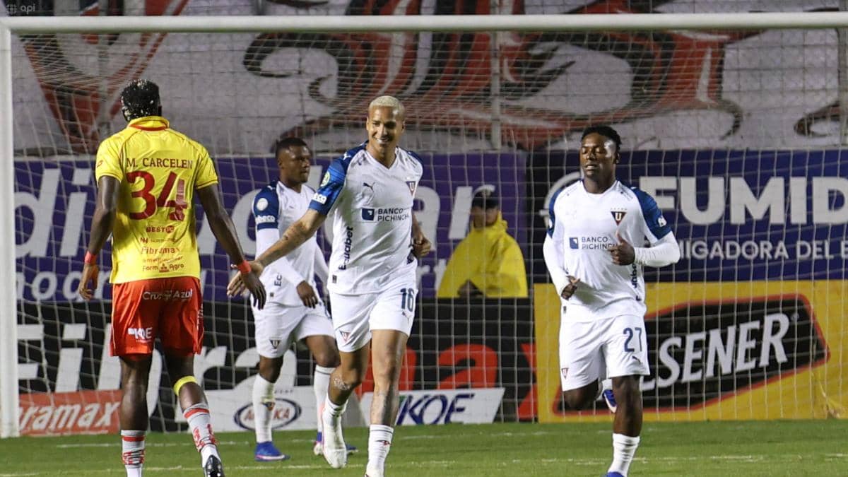 Deyverson protagonizó una trifulca en el duelo de Liga de Quito ante Aucas