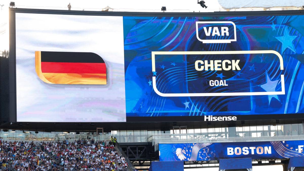 Aficionados alemanes alistan una protesta contra el VAR en la Copa de Alemania