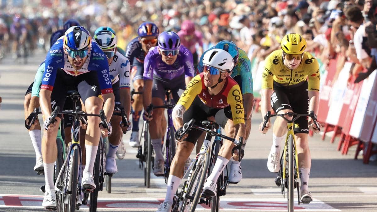 Bryan Coquard gana el sprint de la Etapa 8 de la Vuelta a España y Pogacar se retira