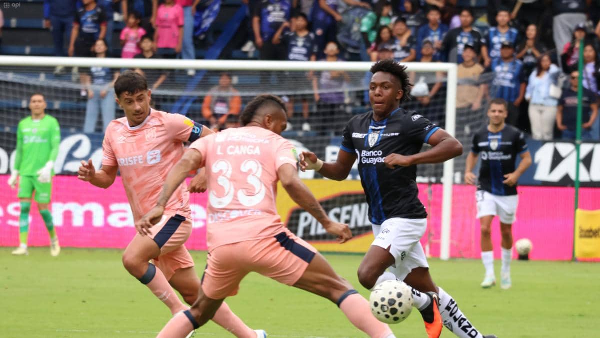Independiente del Valle y Universidad Católica empatan 2-2 en un partido de goles y frenan rachas