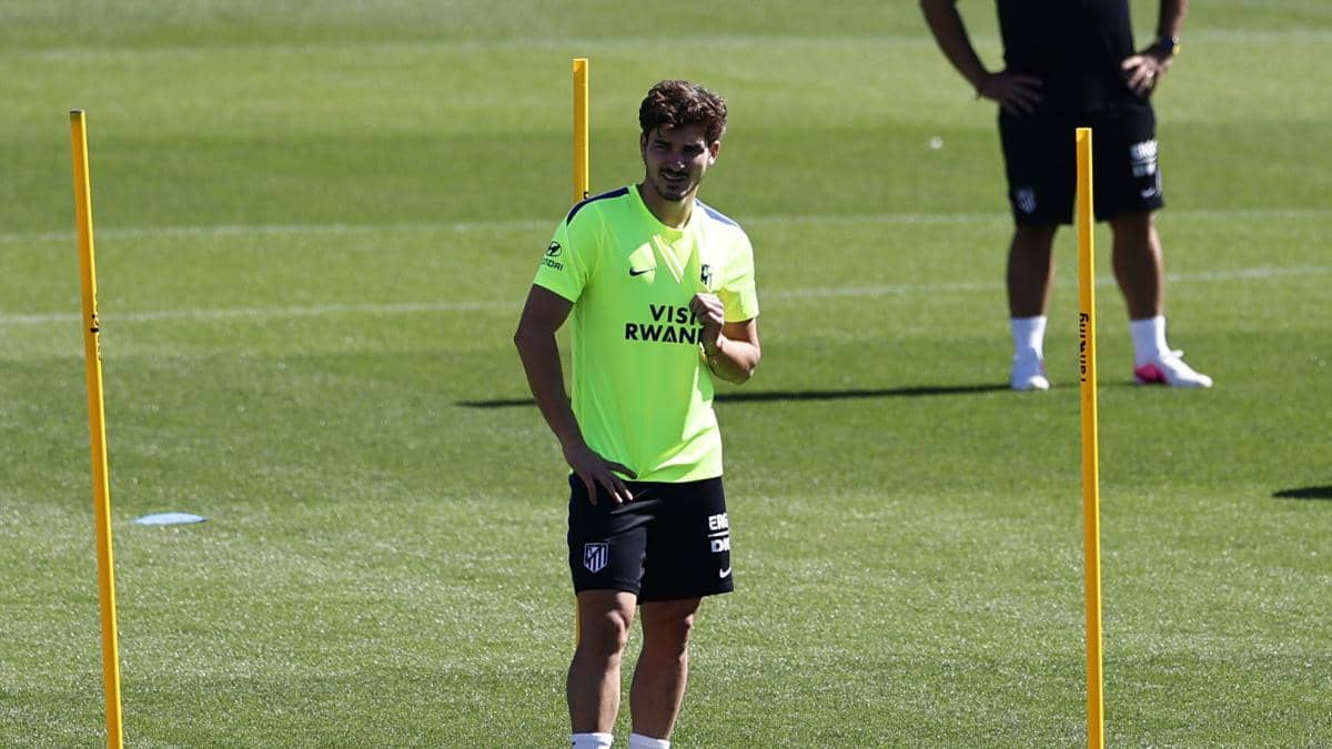 Julián Álvarez regresa al grupo en el Atlético de Madrid tras su indisposición