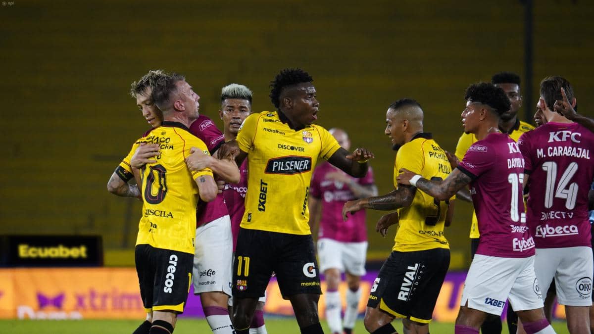 Damián Díaz lidera el debut y Barcelona SC vence a Independiente del Valle con Benedetto como héroe