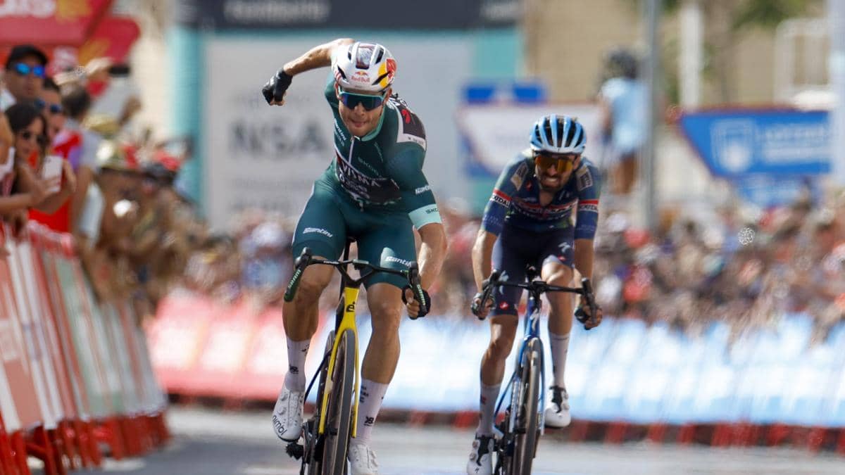 Wout Van Aert gana la Etapa 13 de La Vuelta a España y Richard Carapaz mantiene el cuarto lugar
