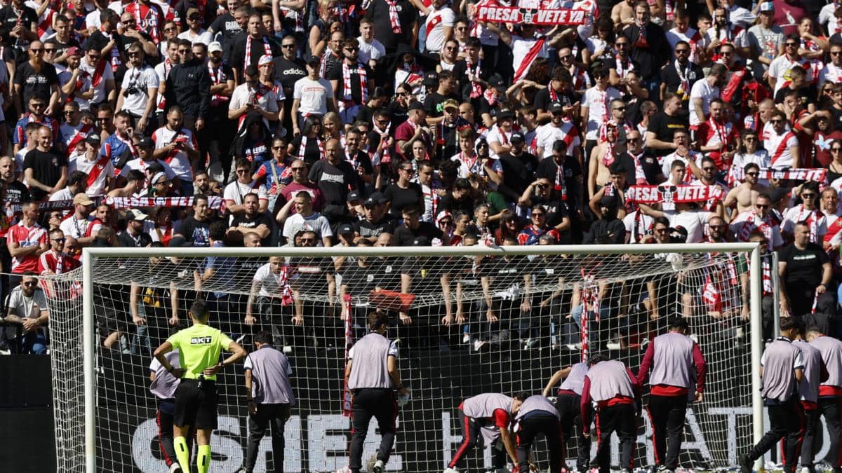 Rayo Vallecano vs. Athletic Club: el partido se suspendió tras protestas de hinchas con objetos en la cancha