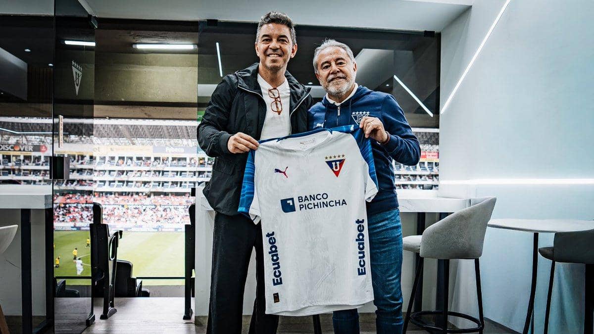 Marcelo Gallardo visitó el Rodrigo Paz Delgado y Liga de Quito lo recibió con una camiseta