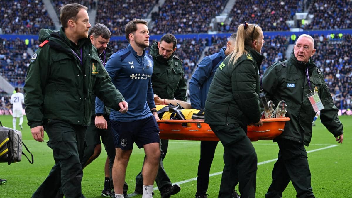 Chelsea gana 2-0 al Everton, pero Emiliano 'Dibu' Martínez queda lesionado tras un choque de cabezas