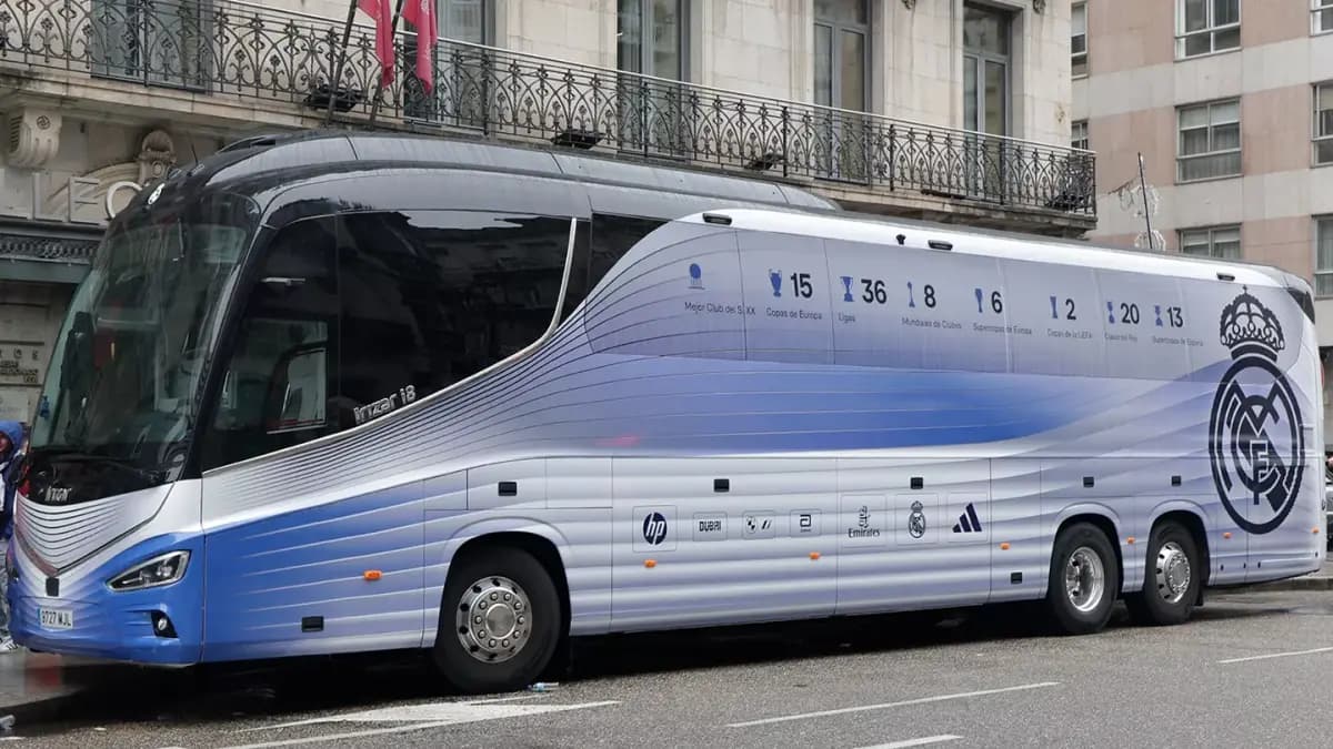 Incidentes en el Clásico: hinchas apedrearon los buses del FC Barcelona y el Real Madrid en la llegada al Camp Nou
