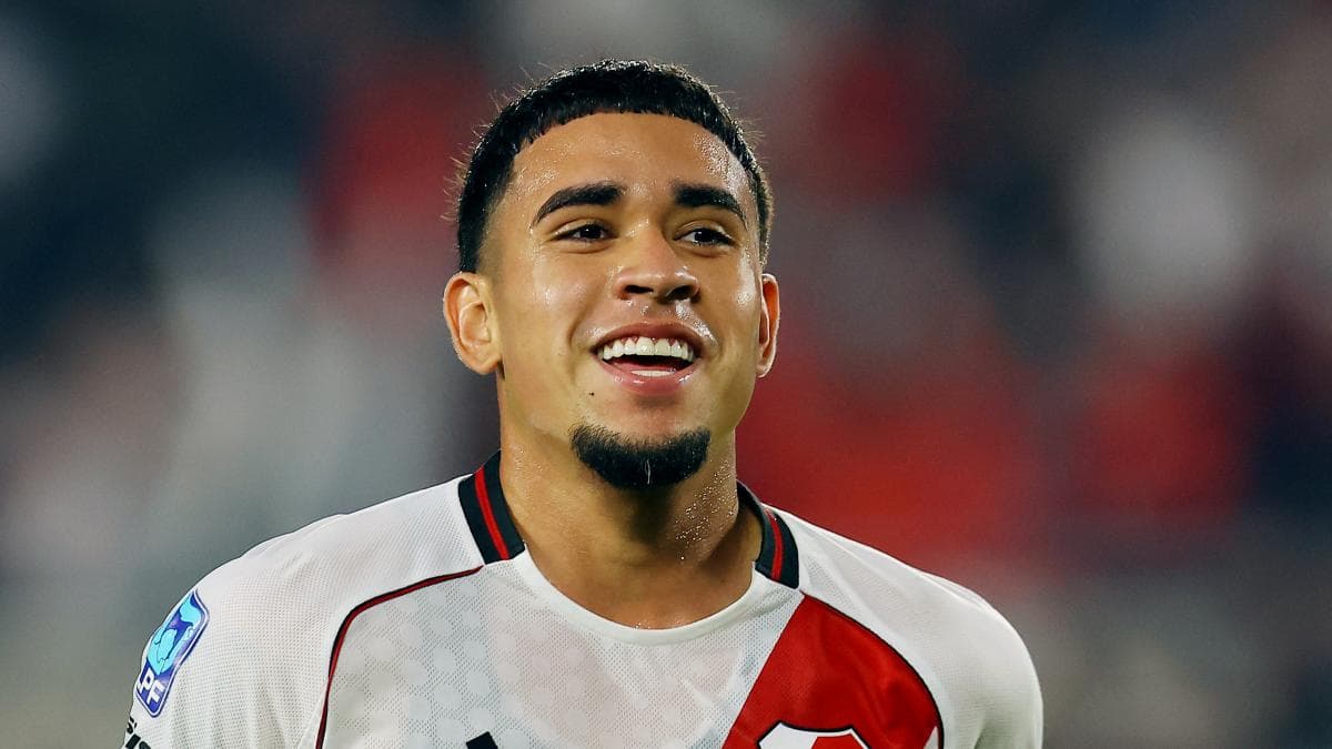 Coudet consoló a Kendry Páez tras el penal fallado en la clasificación de River ante San Lorenzo