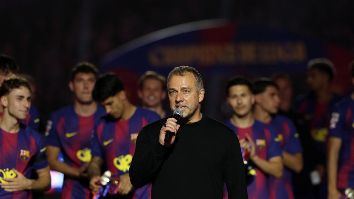 Hansi Flick conversa con Lamine Yamal por la bandera palestina en la celebración del FC Barcelona