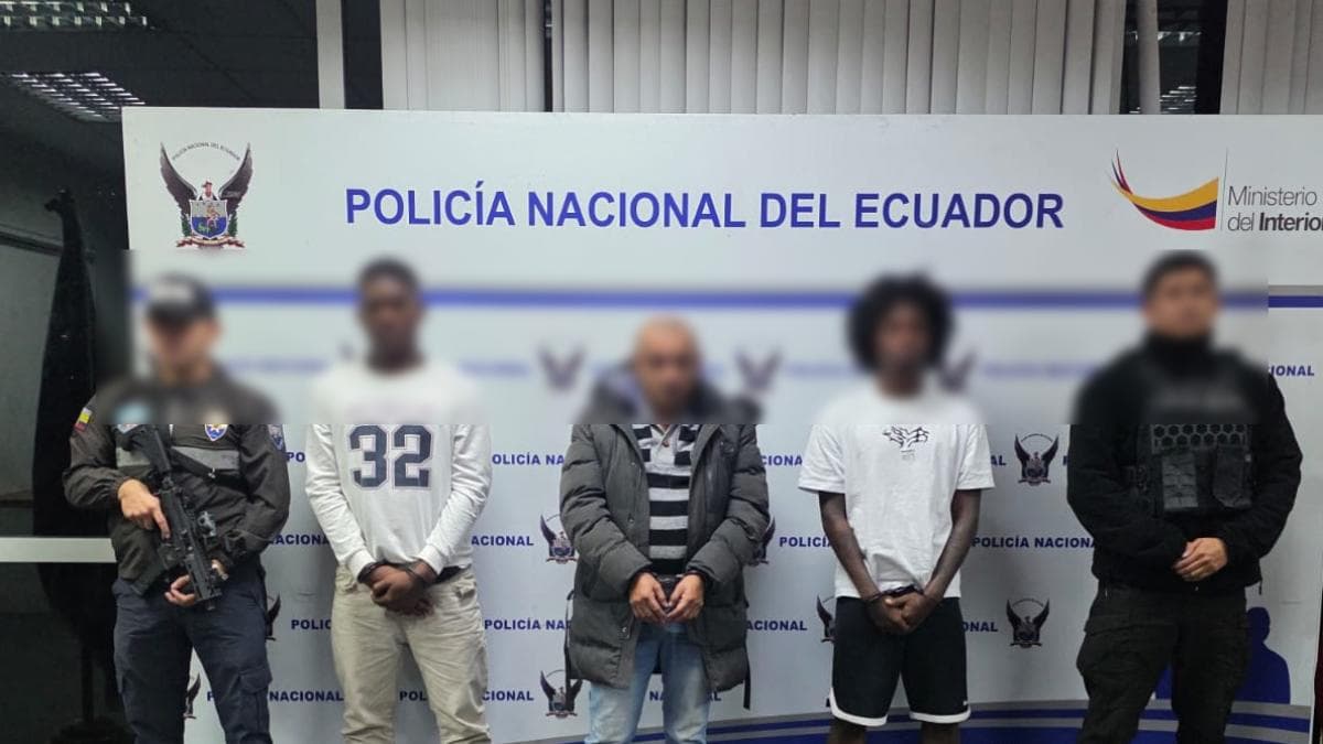 Policía detiene a dos futbolistas y a un técnico por presunta extorsión a un presidente de un club de Ambato