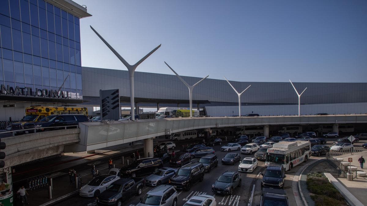 A días del Mundial 2026, el Aeropuerto de Los Ángeles enfrenta serias congestiones para turistas