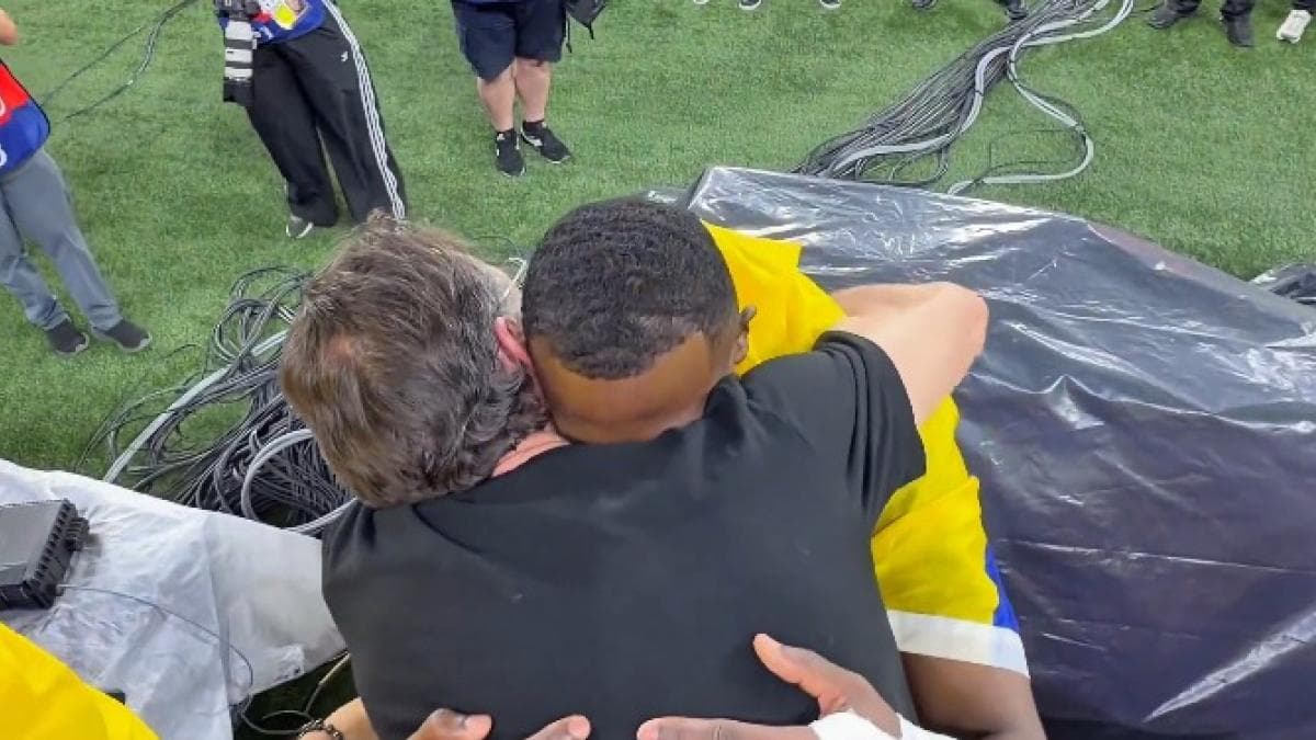 Willian Pacho agradece a Michel Deller tras el bicampeonato de la UEFA Champions League con el PSG