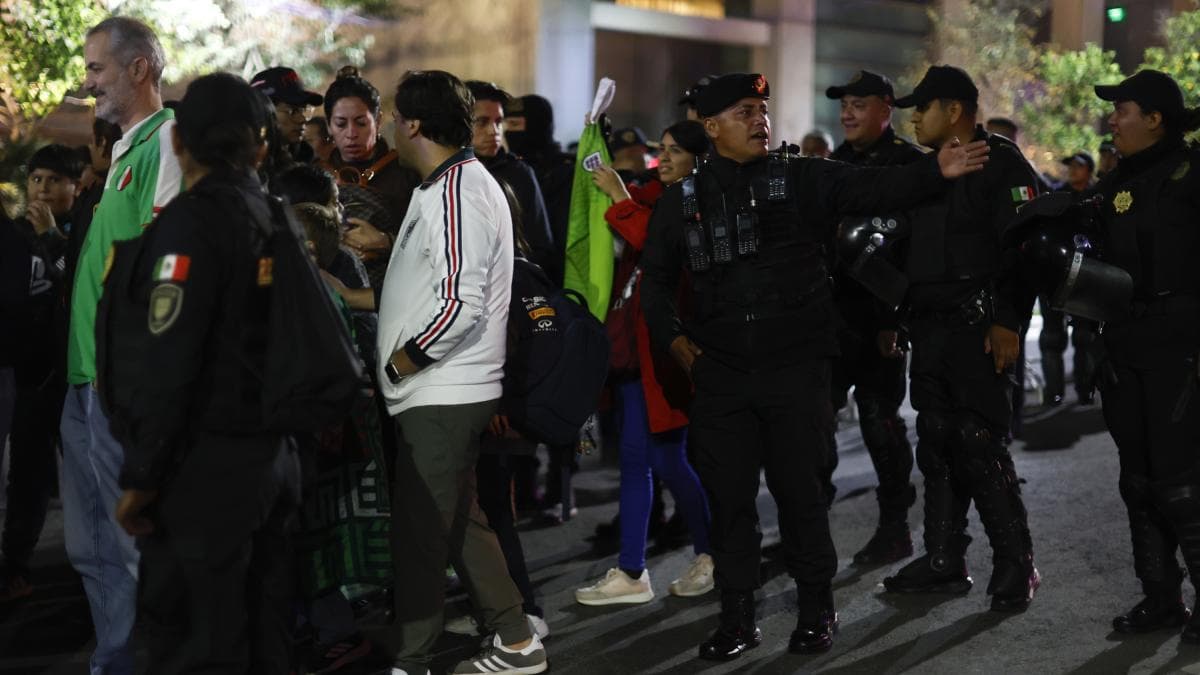 Policía desalojó a aficionados mexicanos en las inmediaciones del hotel de Inglaterra en Ciudad de México