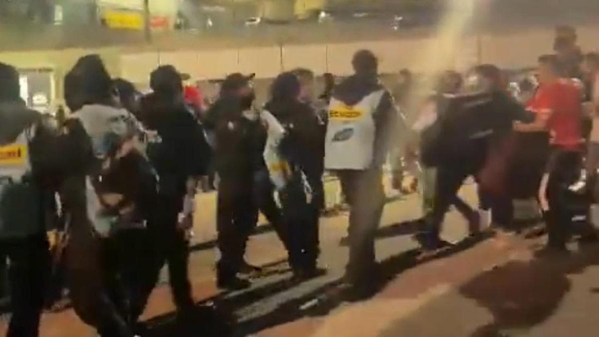 Aficionados de Liga de Quito intentan acceder a camerinos tras caer ante Leones FC