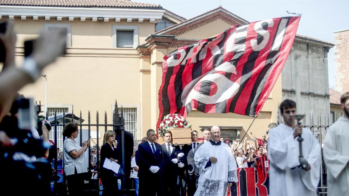 Aficionados se congregan en la Basílica de San Ambrosio para despedir a Franco Baresi