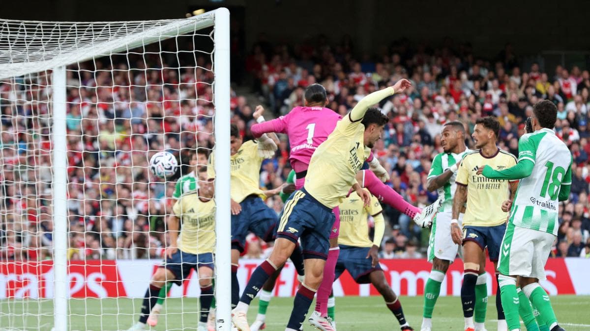 Piero Hincapié acorta distancias para el Arsenal ante Real Betis en su amistoso de pretemporada