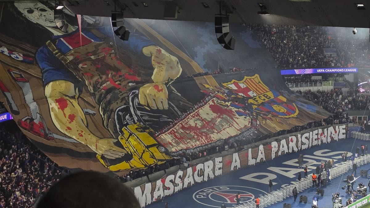 La pancarta de los ultras del PSG con el lema 'Masacre a la parisina' ante el FC Barcelona activa un procedimiento disciplinario de la UEFA